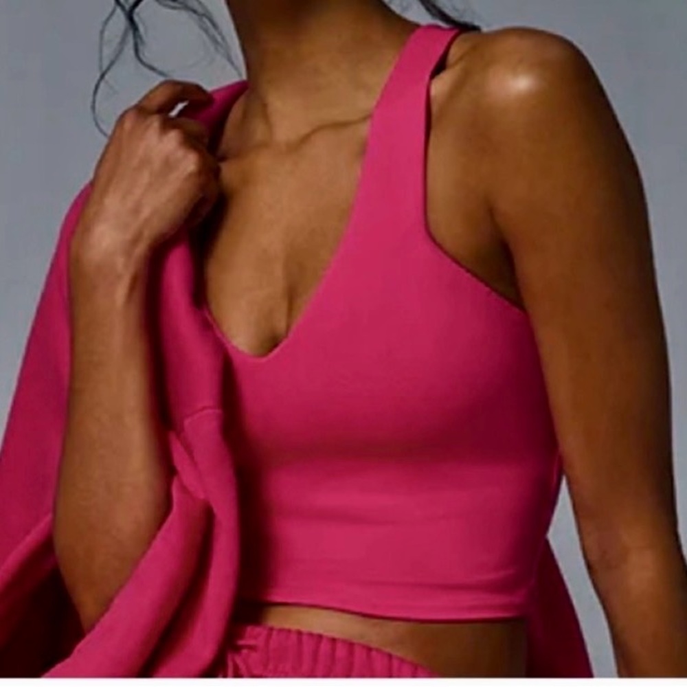 Alo airbrush real crop tank- dark raspberry pink color